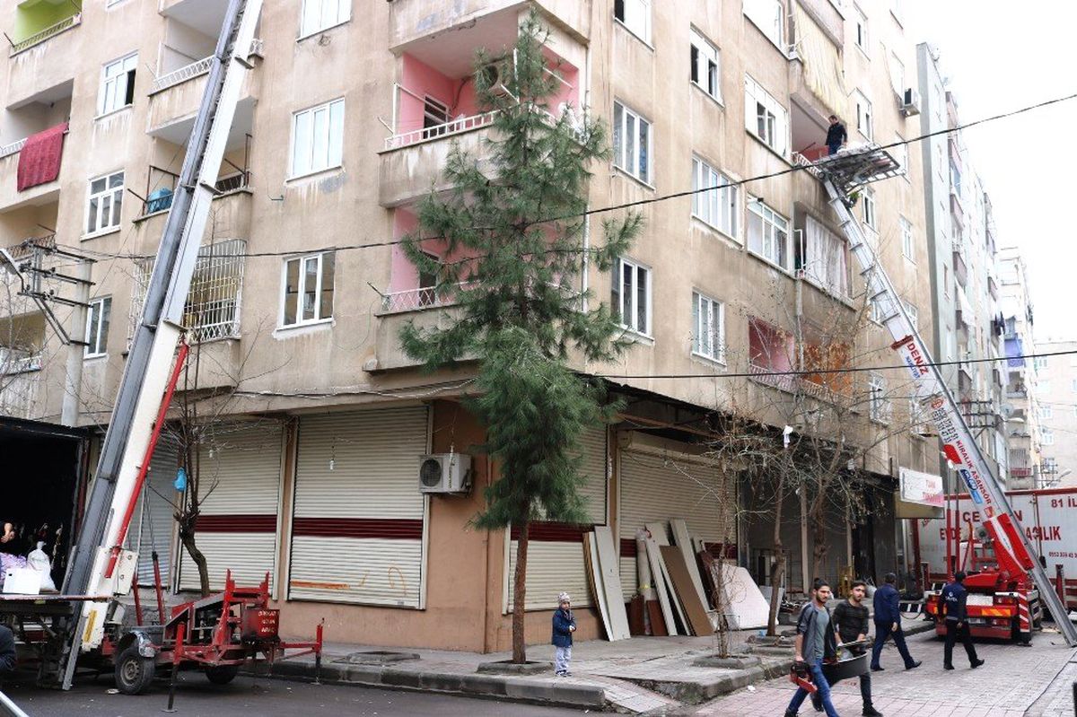 Diyarbakır\'da Yıkılma Tehlikesi Olan Bina Boşaltılıyor