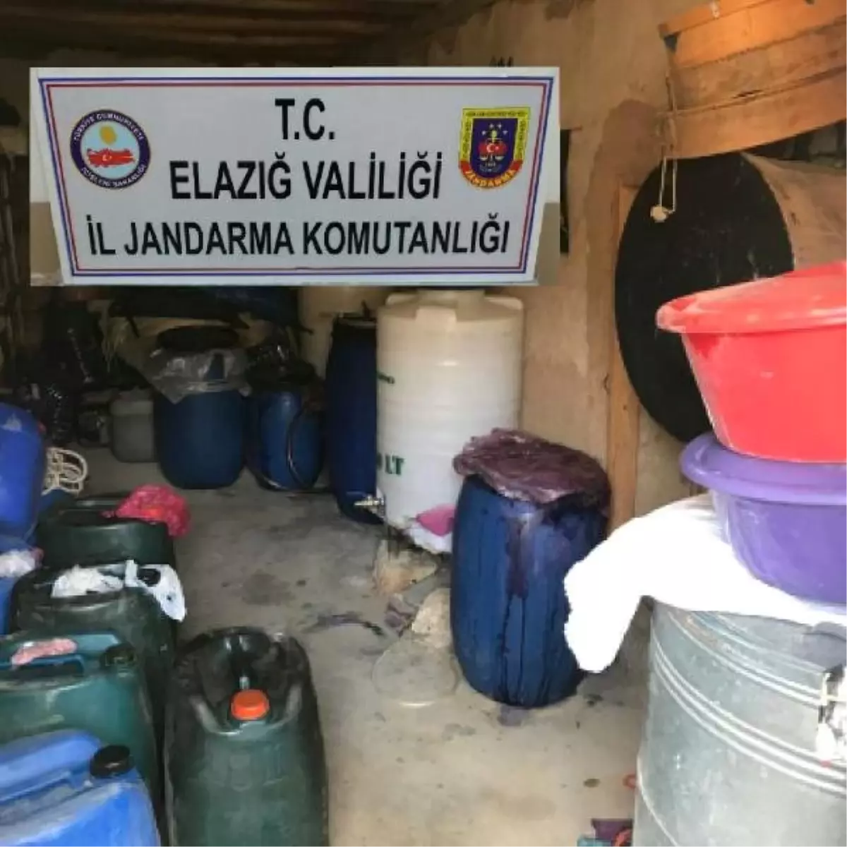 Elazığ\'da Sahte İçki ve Kaçak Tütün Ele Geçirildi