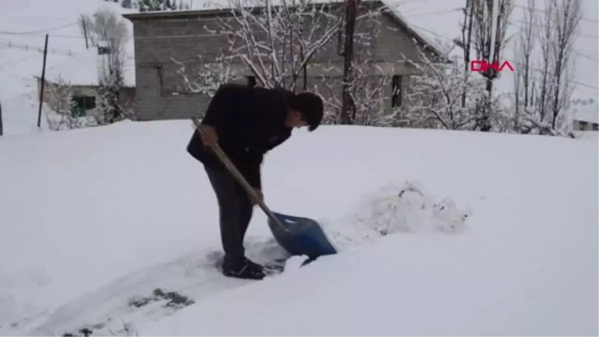 Hakkari\'de 247 Yerleşim Biriminin Yolu Kardan Kapandı