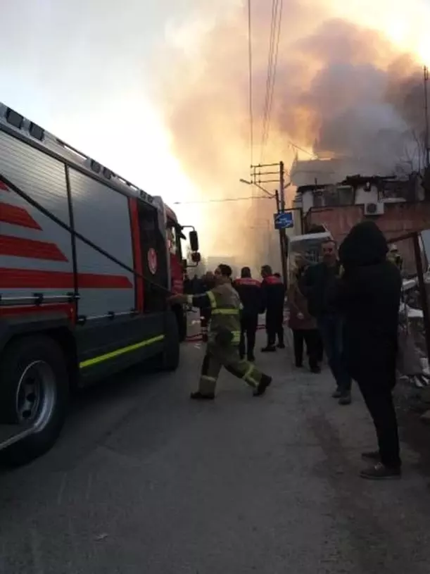 İzmir’de Çatısı Ahşap Olan Ev Yanarak Küle Döndü Son Dakika