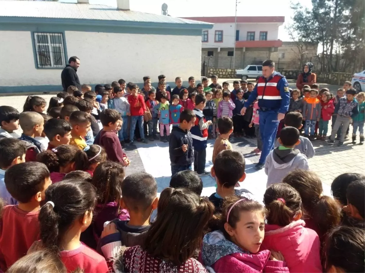 Jandarmadan İlkokul Öğrencilerine Trafik Eğitimi