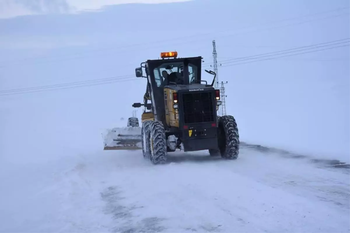 Kars\'ta 14 Köy Yolu Ulaşıma Kapalı