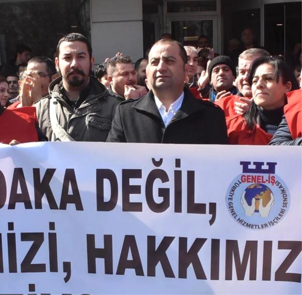 Karşıyaka\'da Belediye İşçilerinden Maaş Eylemi