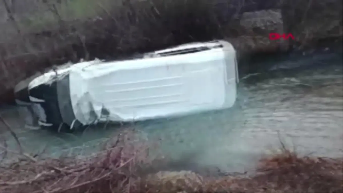 Malatya Minibüs Dereye Düştü 2 Yaralı