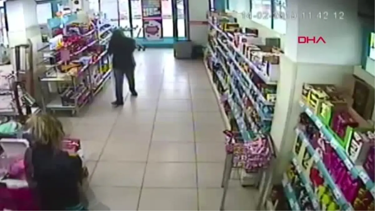 Mersin Kadın Müşteri, Bıçaklı Soyguncuyu Çekpasla Kovaladı