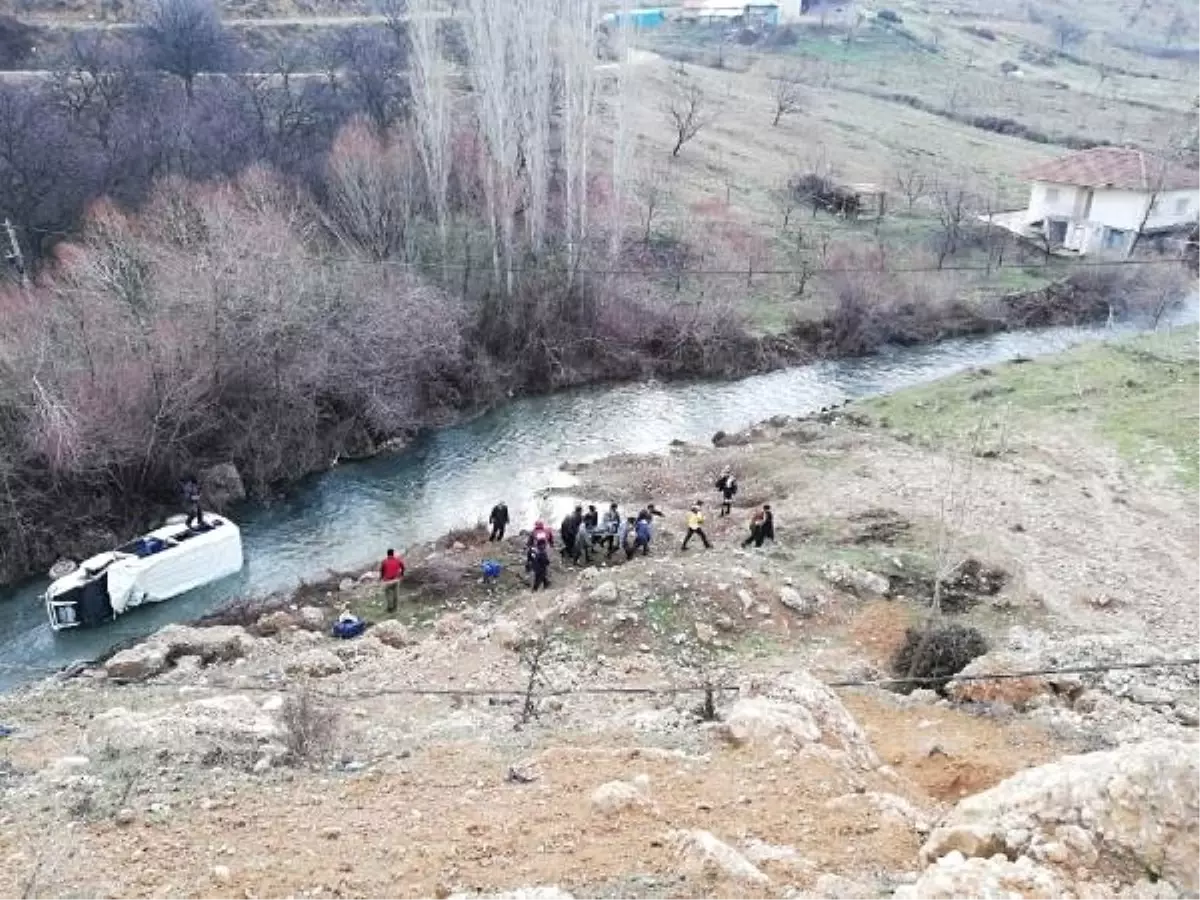 Minibüs Dereye Düştü: 2 Yaralı