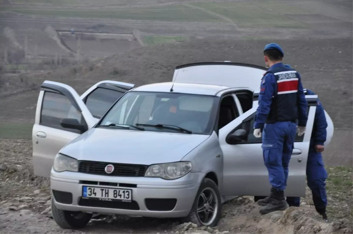 Ön Koltukta Oturan İki Kişiyi Vurarak Kaçtı