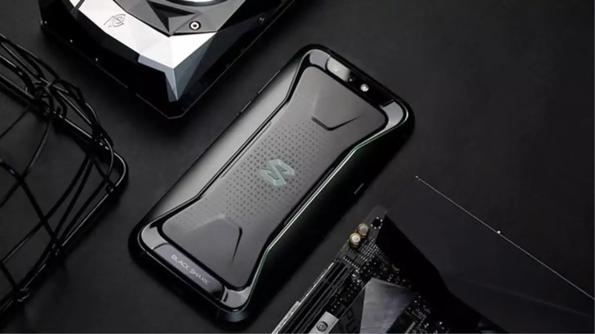 Oyuncu Telefonu Xiaomi Black Shark 2, Kanlı Canlı Görüntülendi