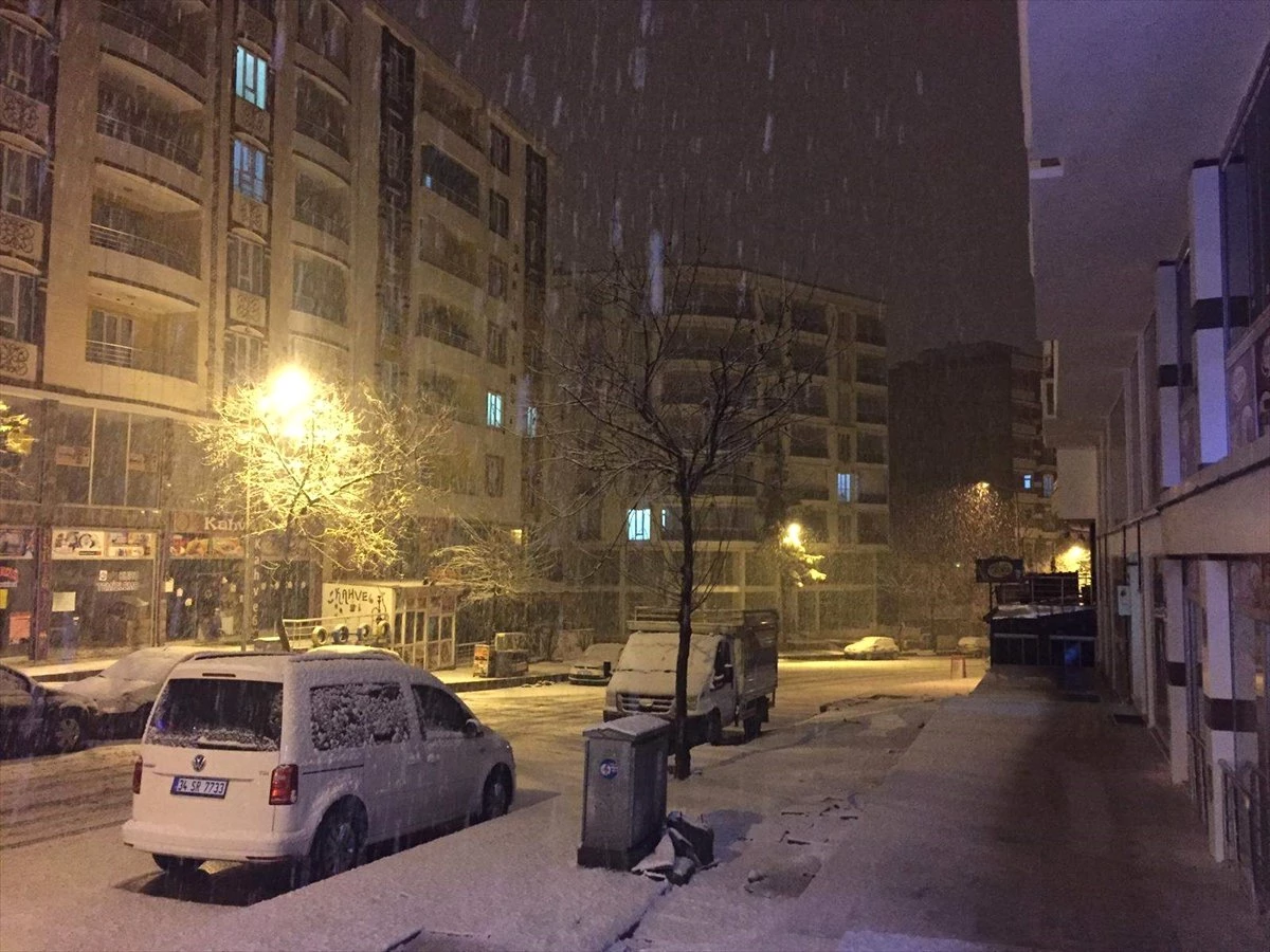 Siirt\'te Gençler Kar Yağışını Halay Çekerek Kutladı