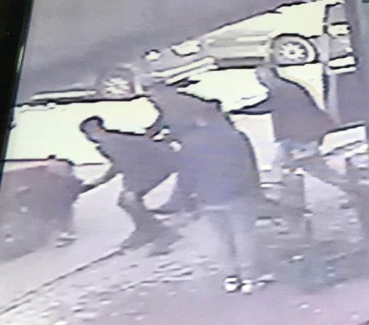 Son Anda Küçük Kızı Otomobil Altında Kalmaktan Kurtardı