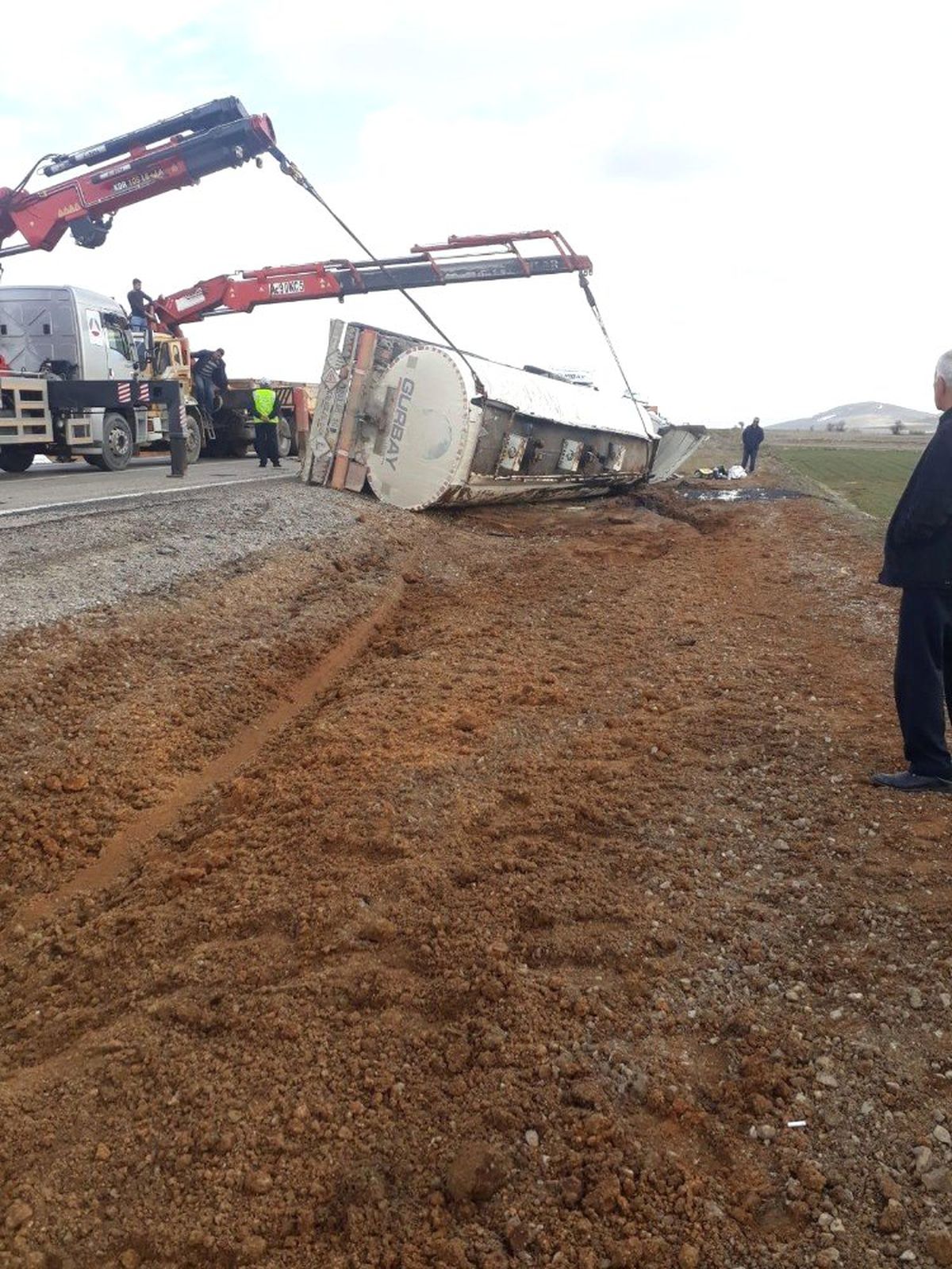 Tanker Devrildi, Karayolu Ulaşıma Kapandı