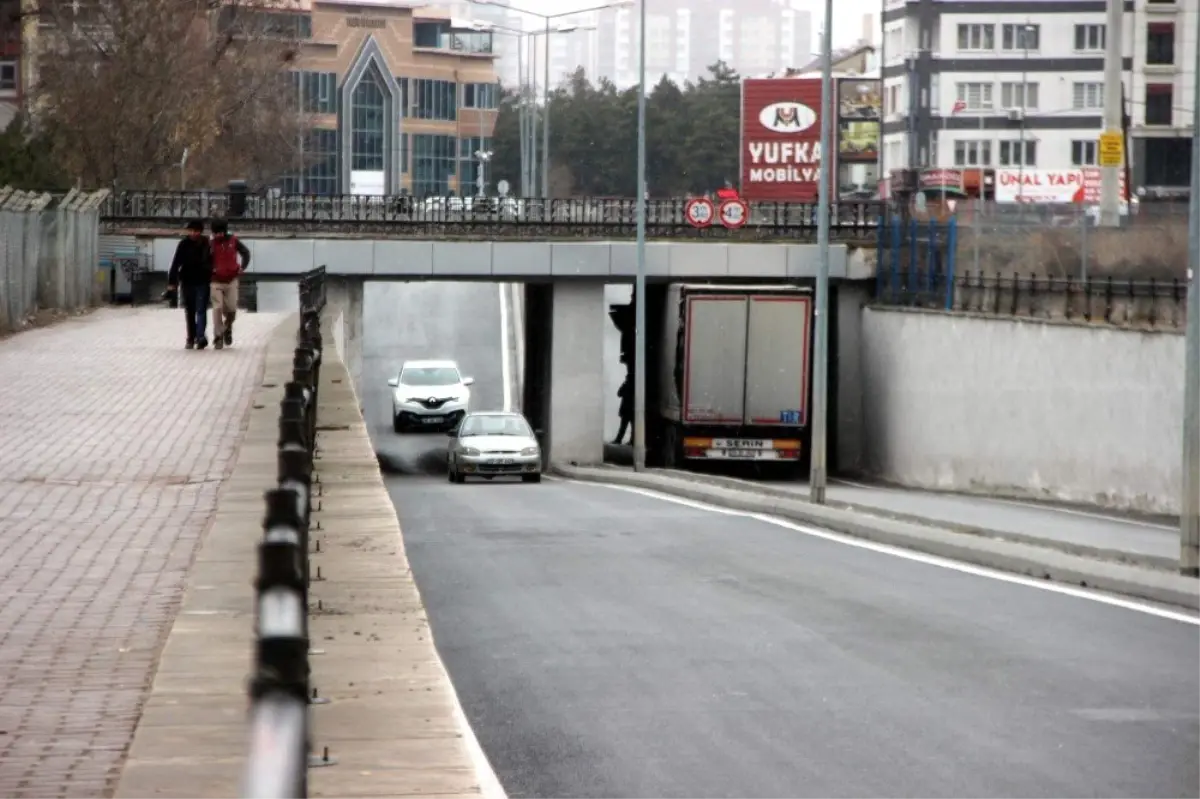 Tır Köprüye Sıkıştı