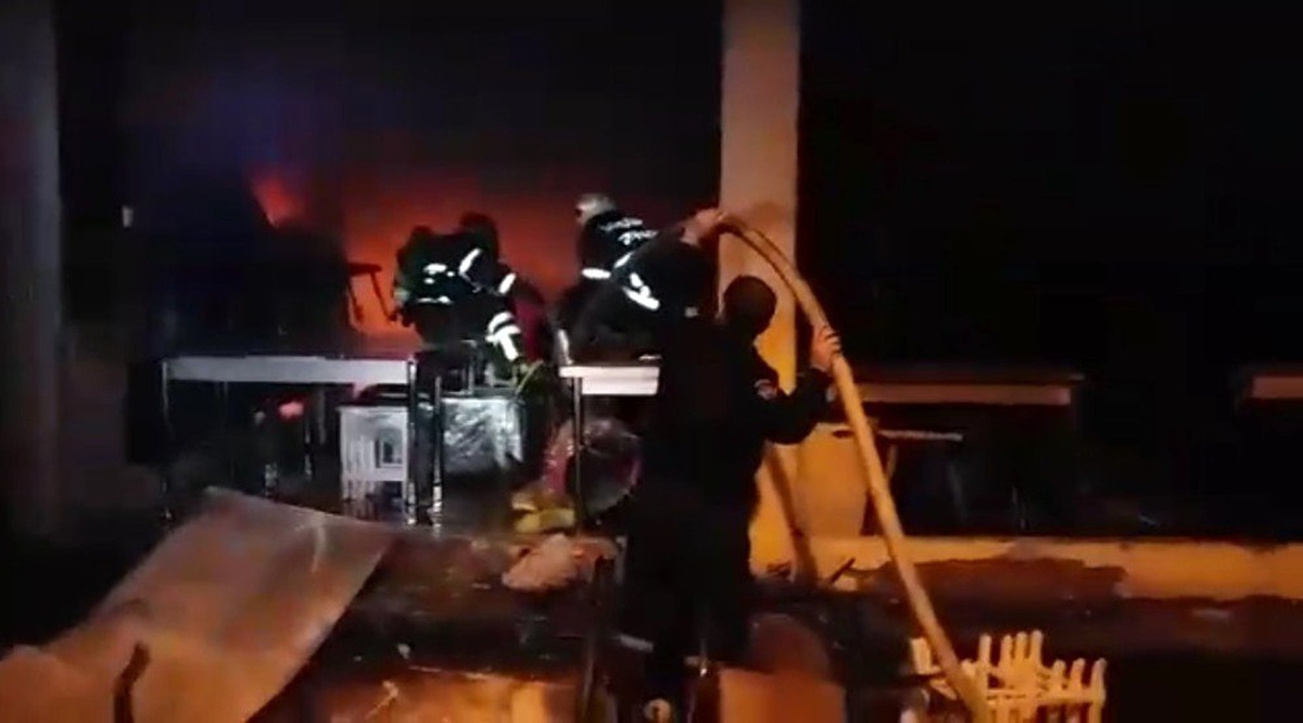 Ucuzluk Pazarında Çıkan Yangın Diğer İş Yerlerine Sıçramadan Söndürüldü