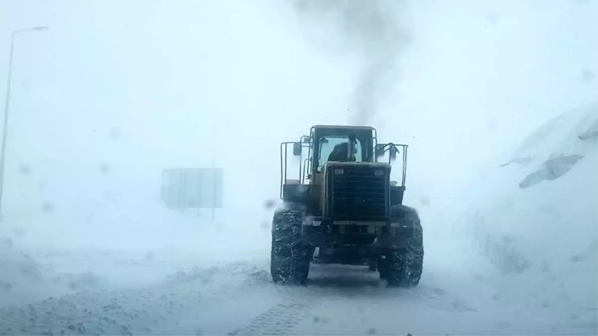 Van-Bahçesaray Yolu Ulaşıma Kapandı