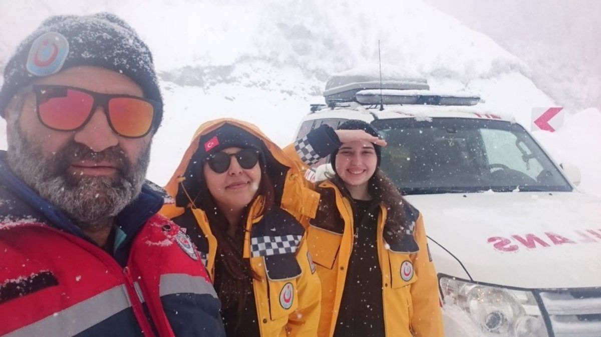 112 Sağlık Ekipleri Kar ve Tipi Nedeniyle Mahsur Kaldı