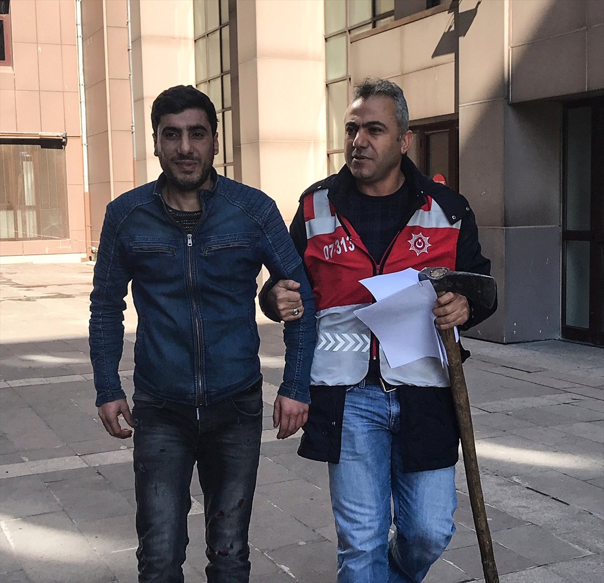 Adliyeye Baltayla Gelen Kişi Gözaltına Alındı