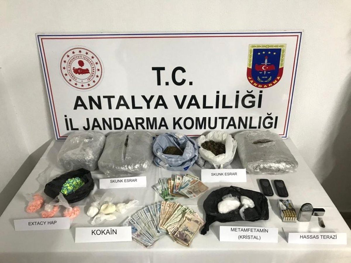 Antalya\'da Uyuşturucu Operasyonu: 2 Tutuklama