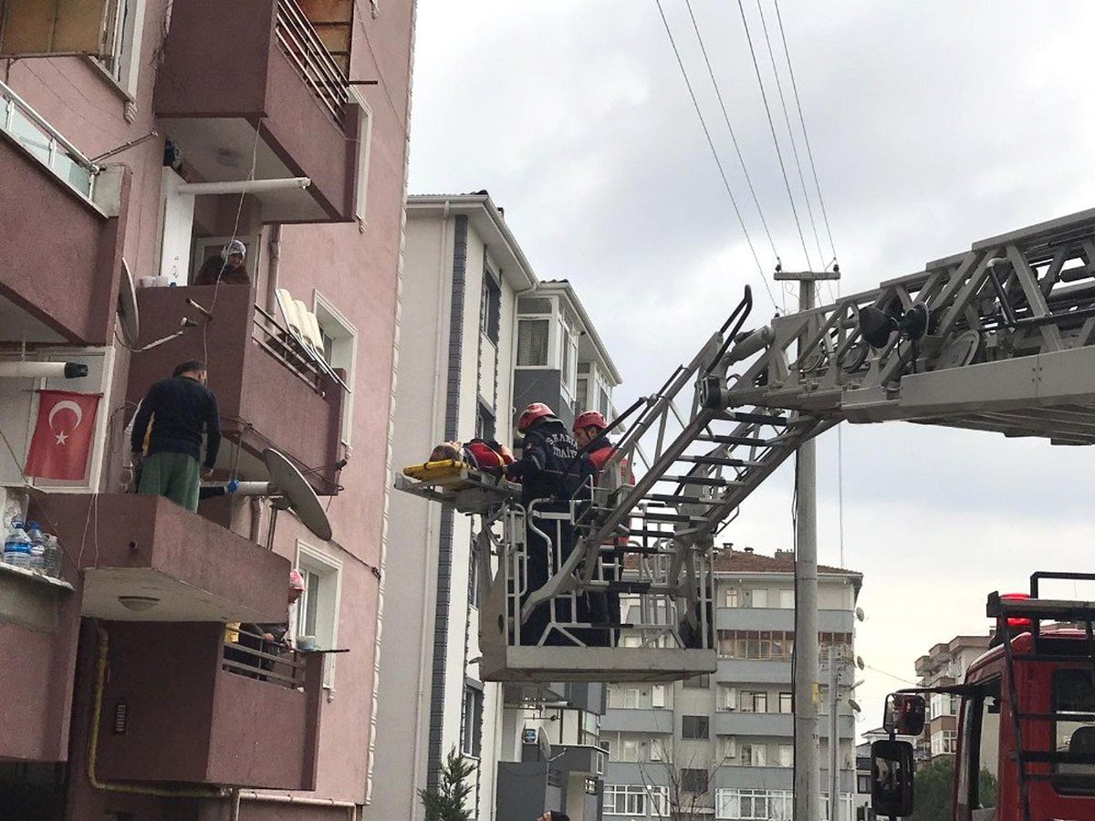 Apartmanın 4. Katından Düşen Kadın Yaralandı