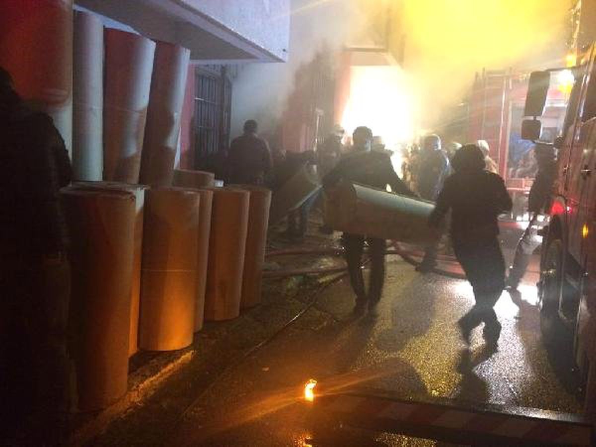 Ataşehir\'de Koli İmalathanesinde Yangın