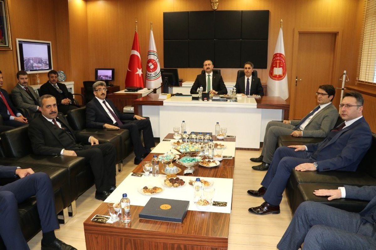 Bakan Gül: "Darbecileri Yargılayan Bir Yargı Var"