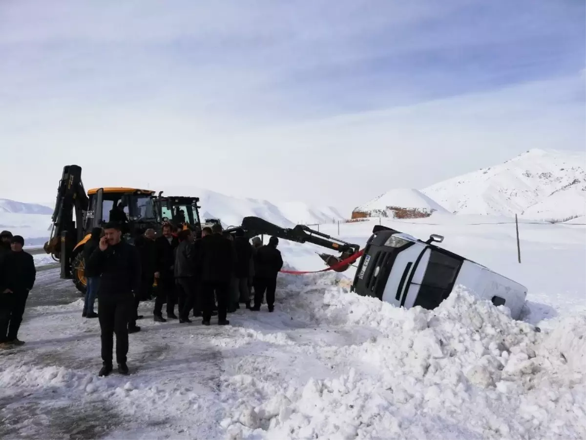 Başkale\'de Tipiden Dolayı Minibüs Şarampole Yuvarlandı