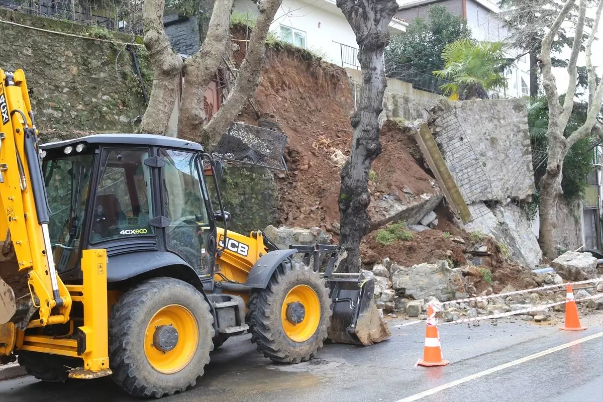 Beykoz\'da İstinat Duvarı Çöktü