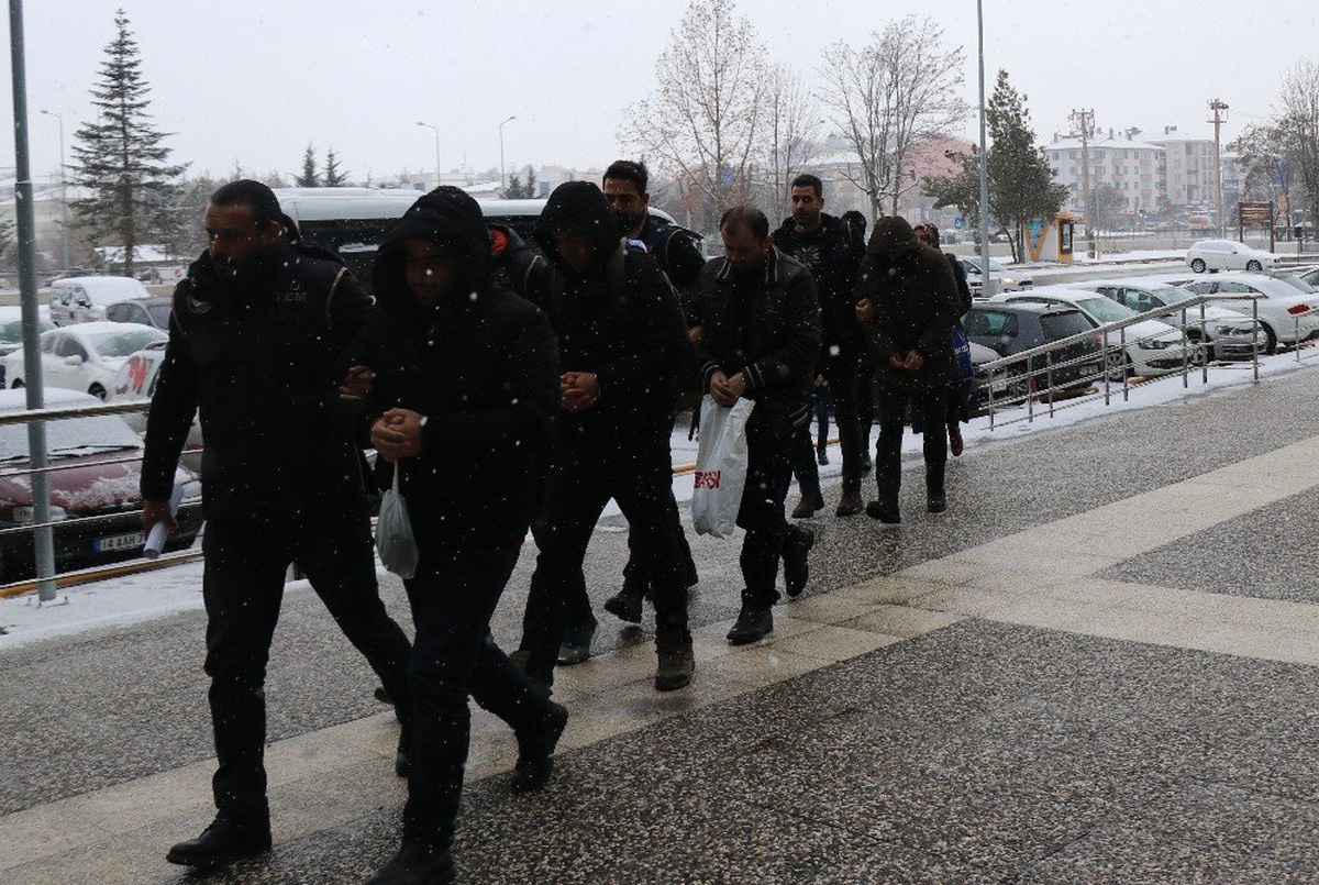 Bolu\'da, Fetö Şüphelisi 12 Kişi Adliyeye Sevkedildi