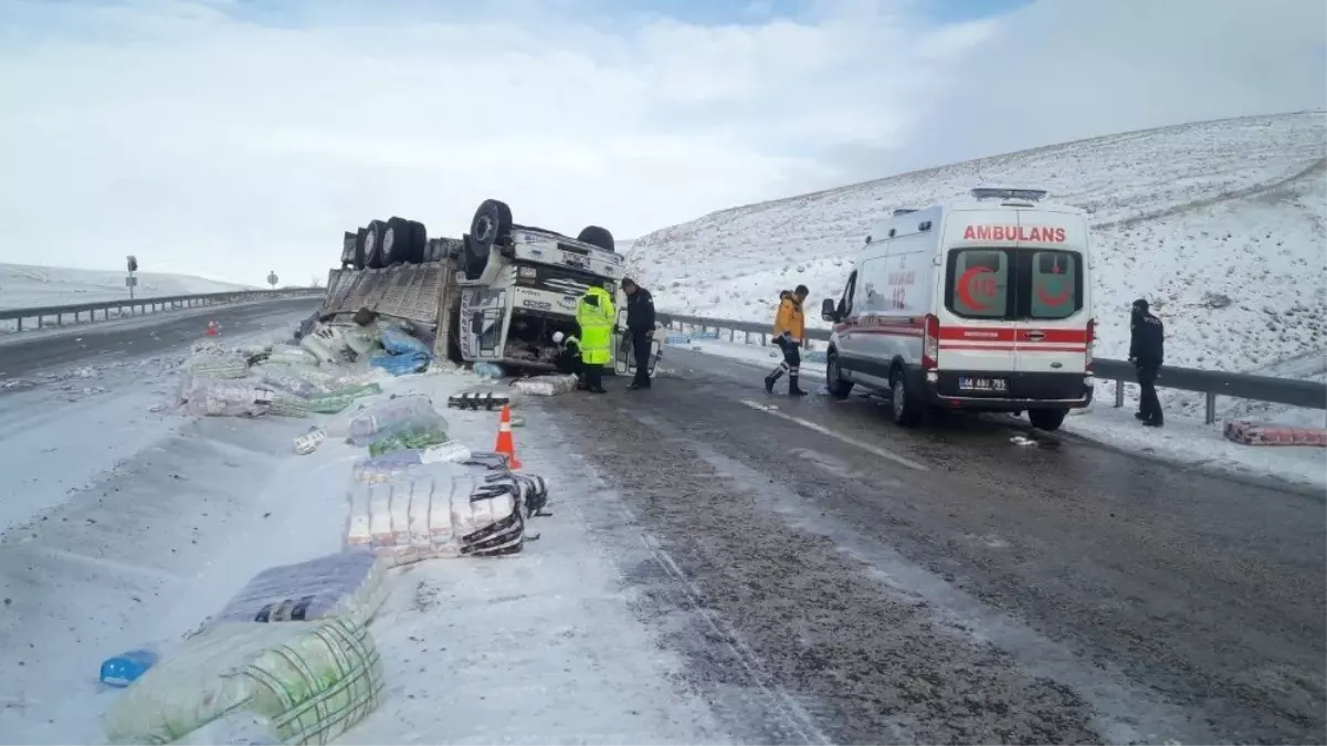 Buzlanan Yolda Kayan Kamyon Devrildi: 1 Yaralı