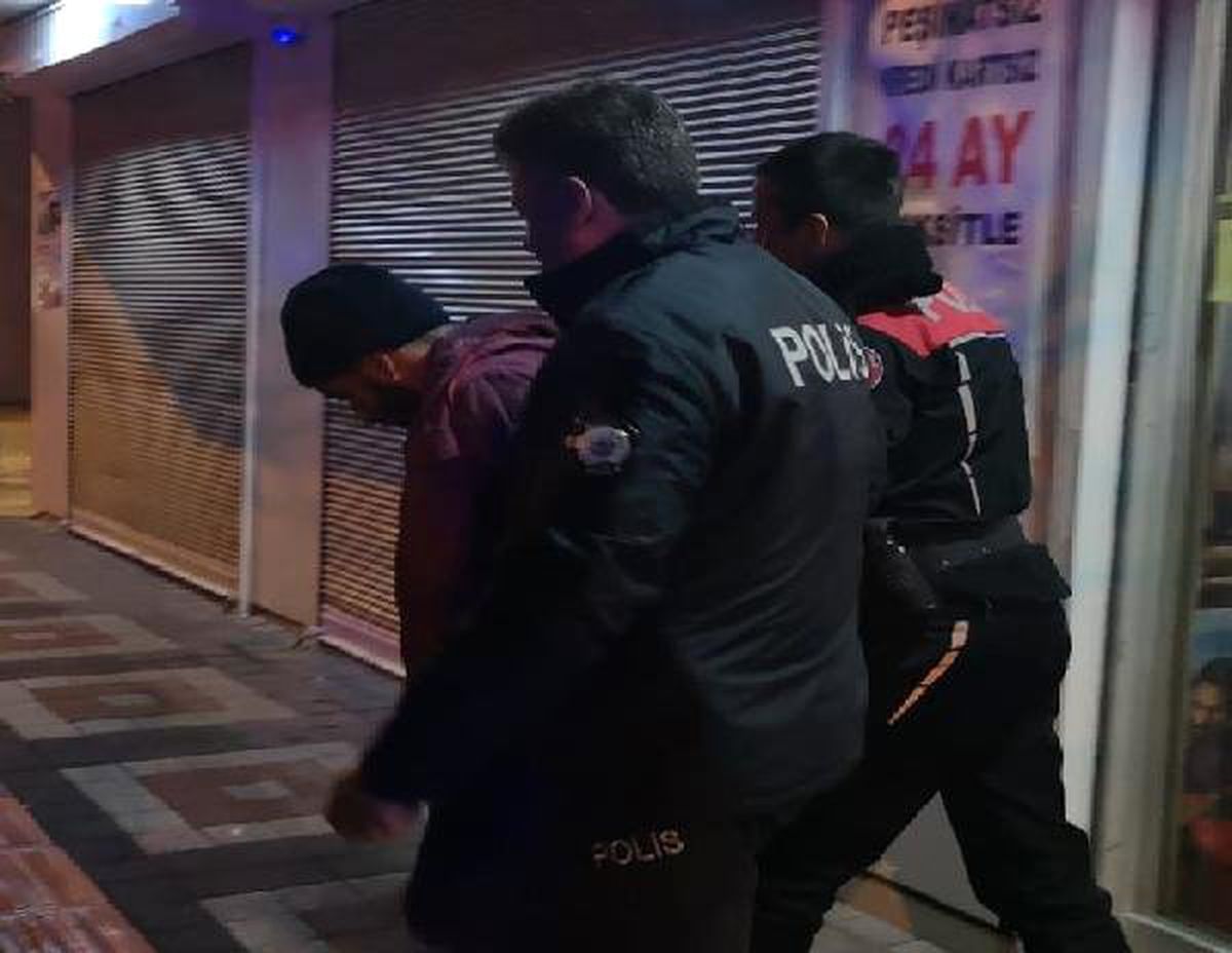Çatıdan Girdiği İş Yerinde Dolapta Yakalandı