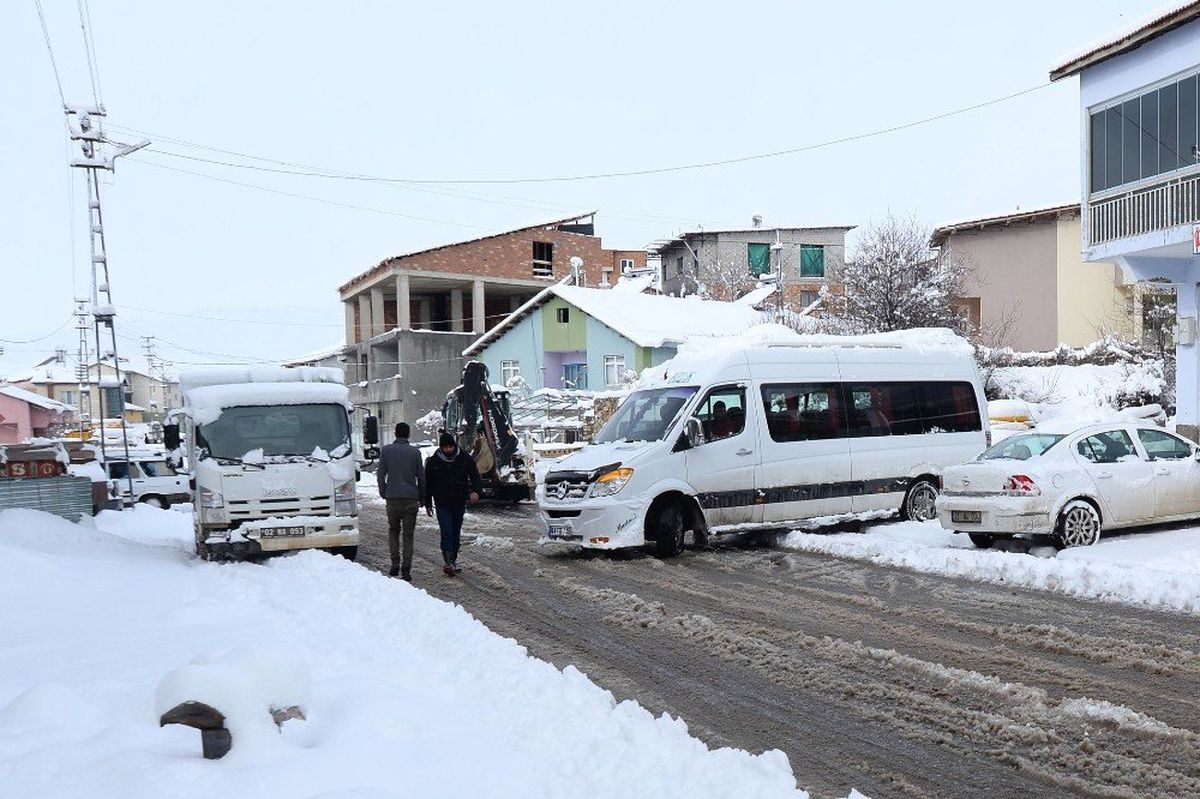 Çelikhan\'da Kar Yağışı Ulaşımda Zorluk Yaşattı