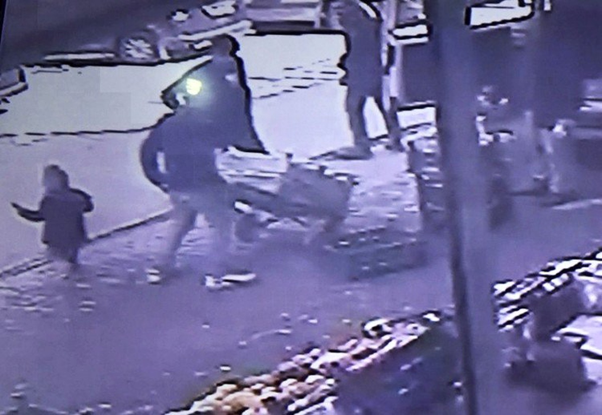 Çocuğu Otomobilin Altında Kalmaktan Son Anda Kurtardı