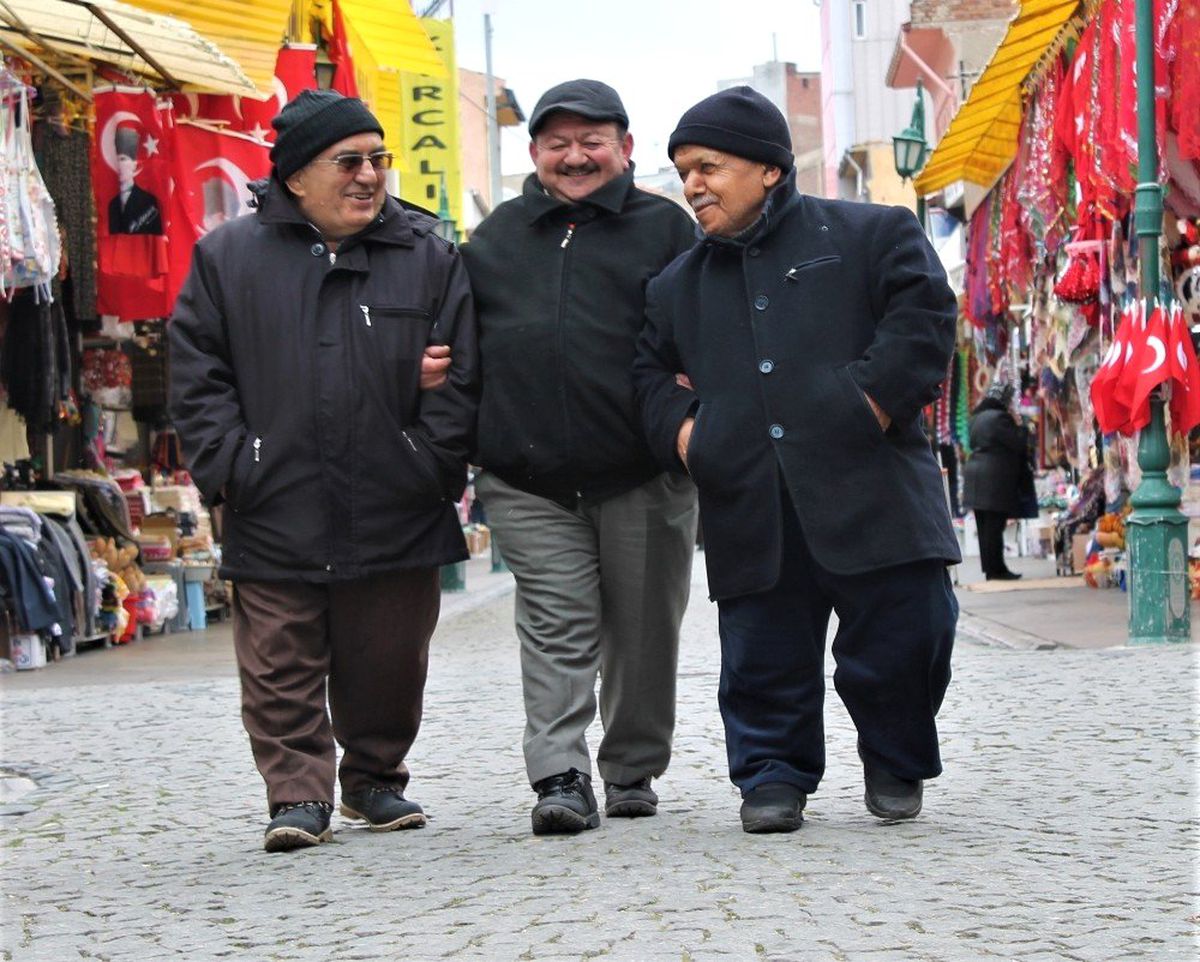Cüceler Engelli Kanununu Sevinçle Karşıladı