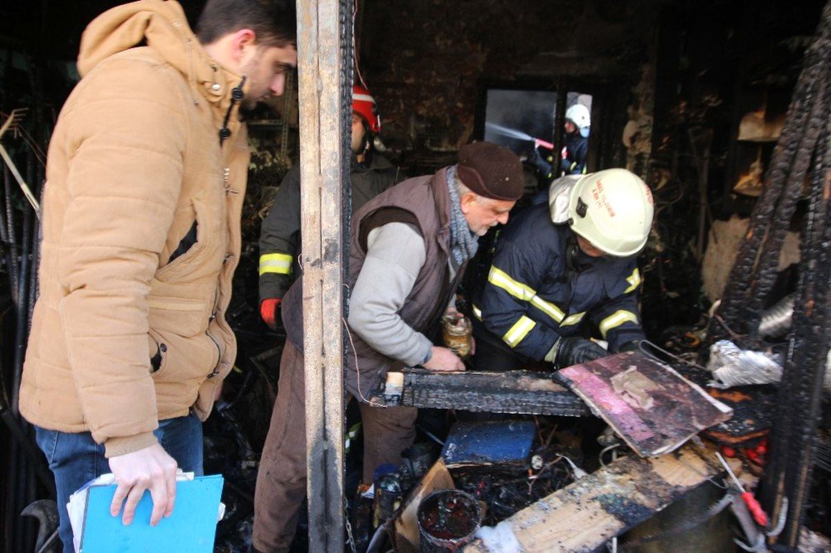Elektrik Sobası Tutuşunca Tüpler Patladı, Dükkan Alev Alev Yandı