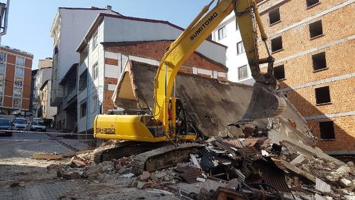 Esenyurt\'ta İş Makinesinin Üzerine Yıkımını Yaptığı Bina Çöktü