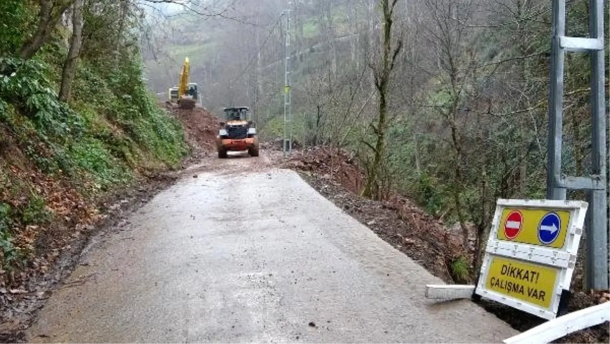 Heyelandan Kapanan Yoldaki Çalışmada, Bu Kez de Dev Kayalar Düştü