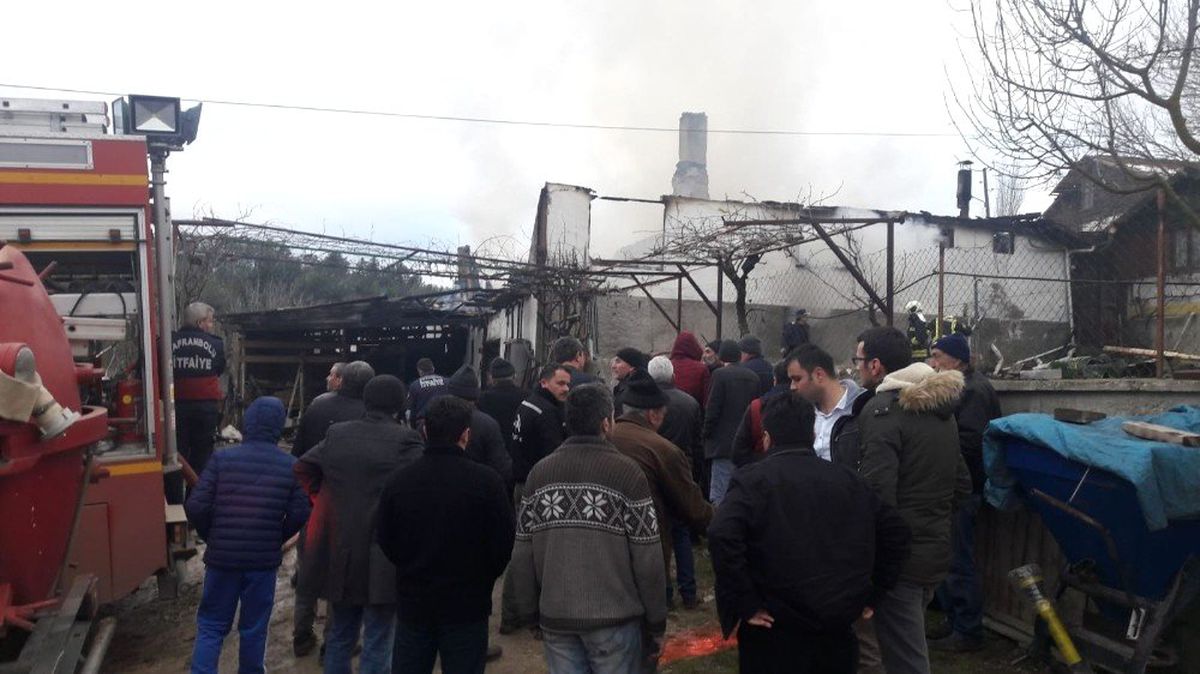 İki Katlı Ev Yangında Küle Döndü