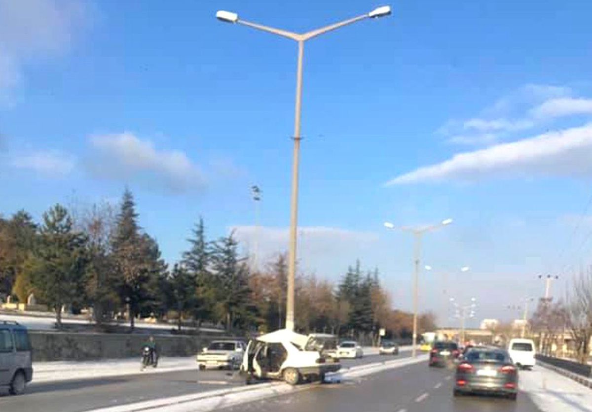 İkiye Bükülen Araçtan Burnu Bile Kanamadan Kurtuldu