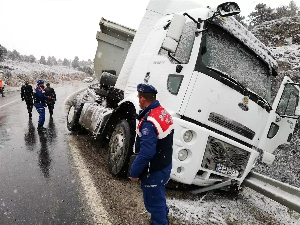 İş Makinası Kızıldüz Mevkisinde Yoldan Çıktı