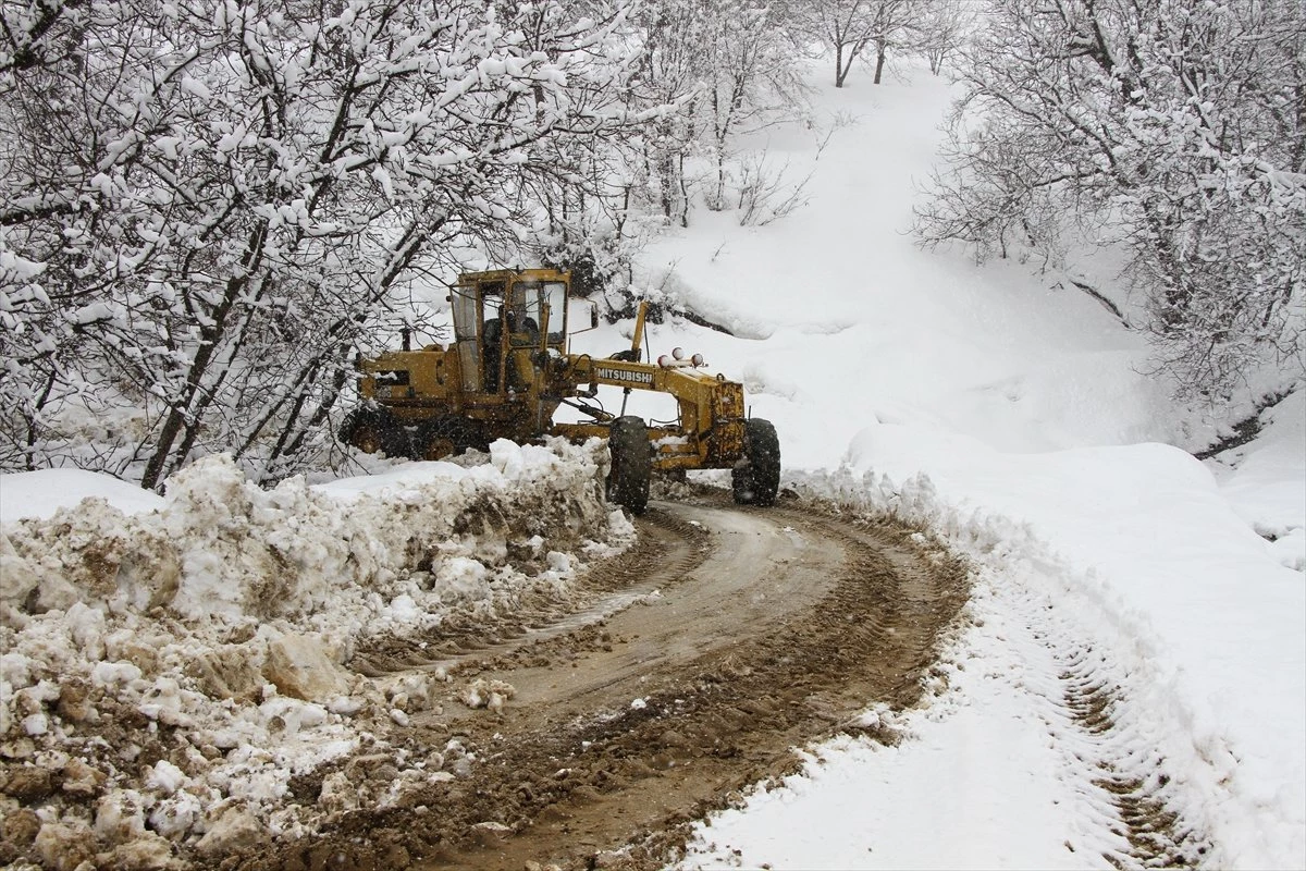 Kardan Yolu Kapanan Köydeki Hastanın İmdadına Ekipler Yetişti