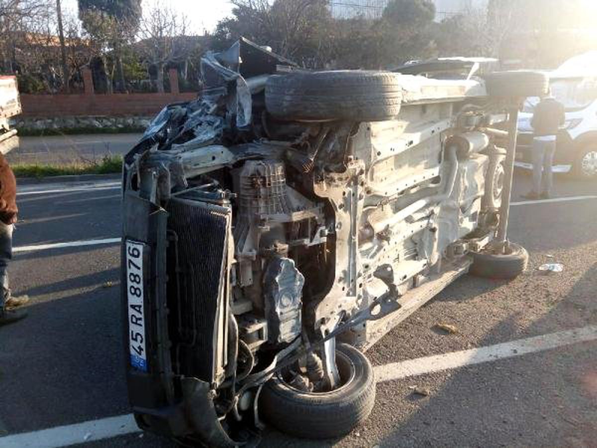 Minibüs Refüje Çıkıp Devrildi: 1\'i Bebek 6 Yaralı