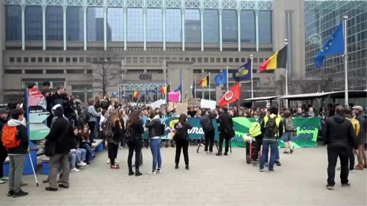 Öğrencilerden İklim Protestosu