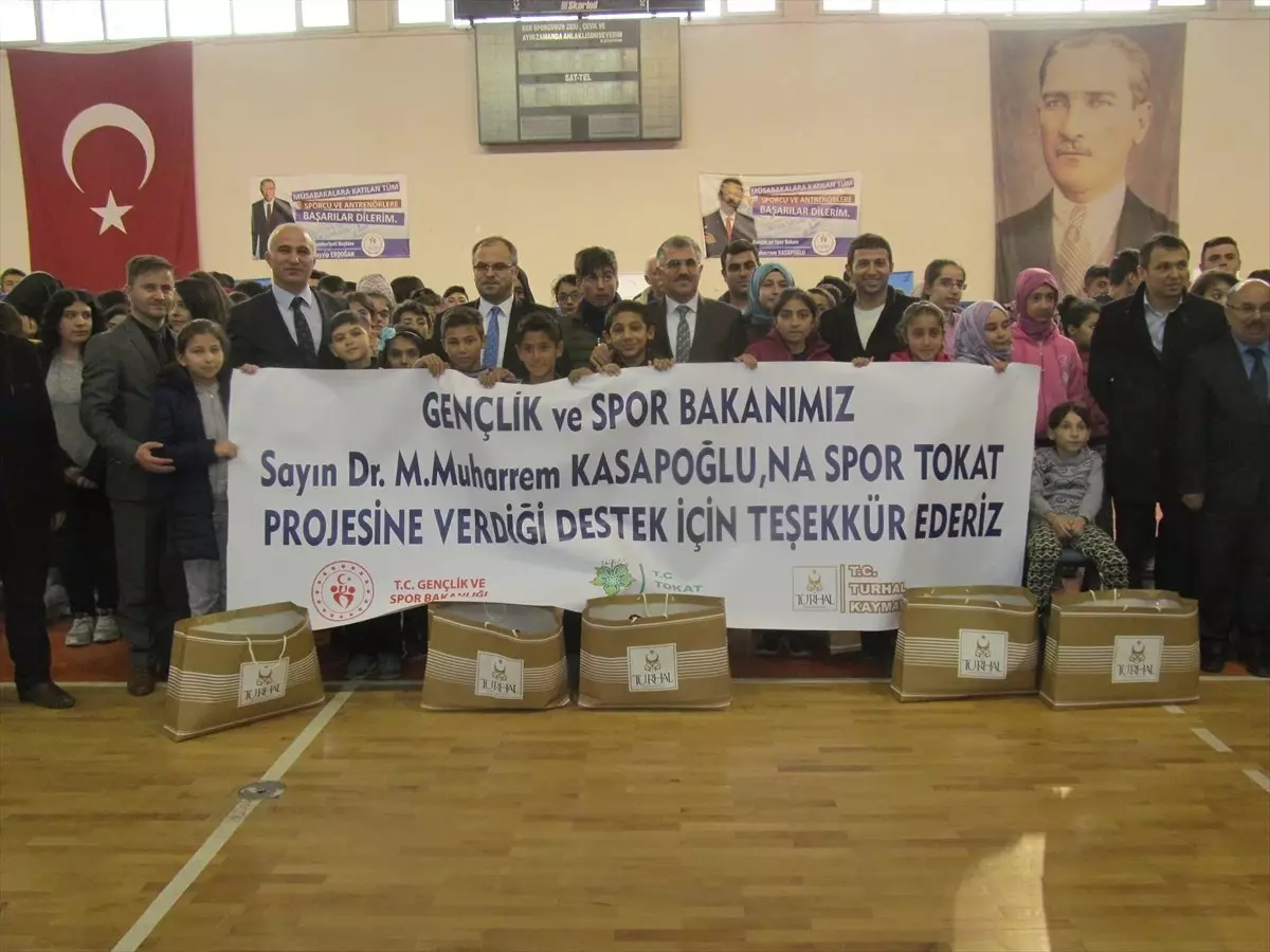 Öğrencilere Spor Malzemesi Dağıtıldı