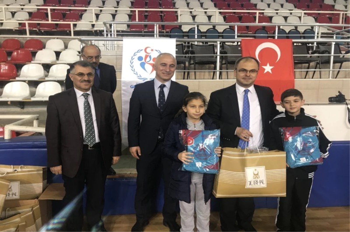 Öğrencilere Spor Malzemesi Desteği