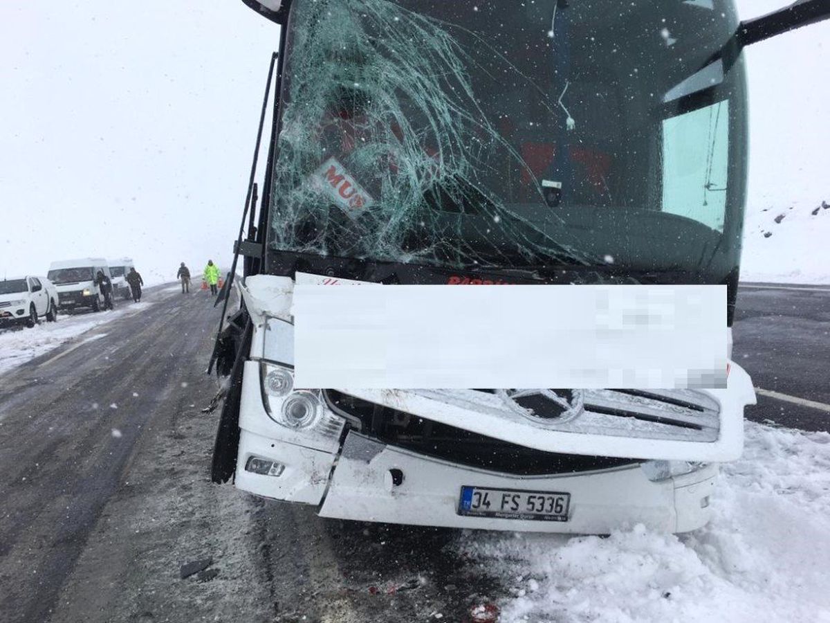 Otobüs, Tıra Çarptı