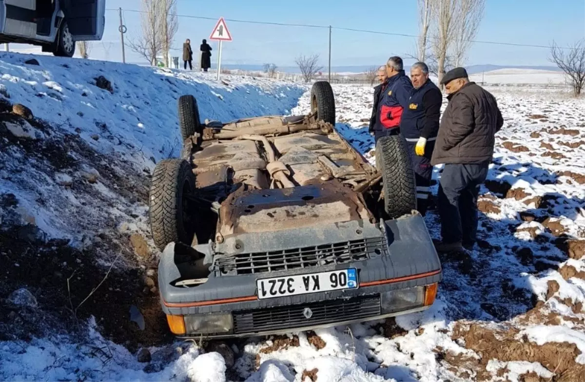 Otomobil Şarampole Devrildi: 2 Yaralı