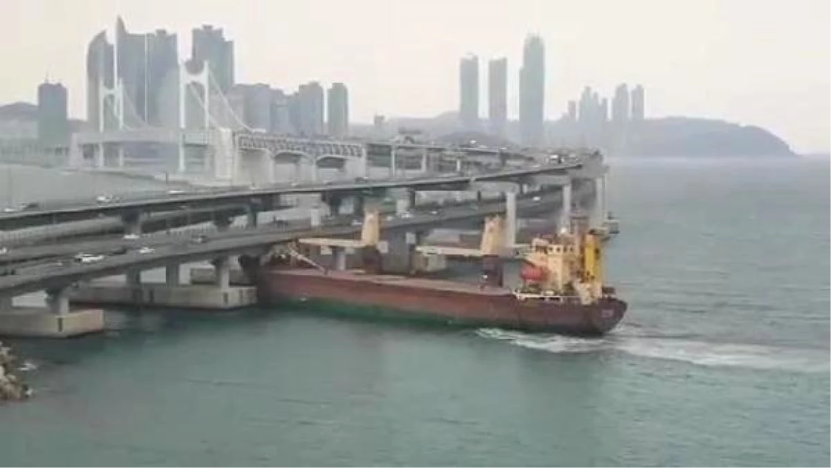 Rus Kargo Gemisi, Güney Kore\'de Köprüye Çarptı