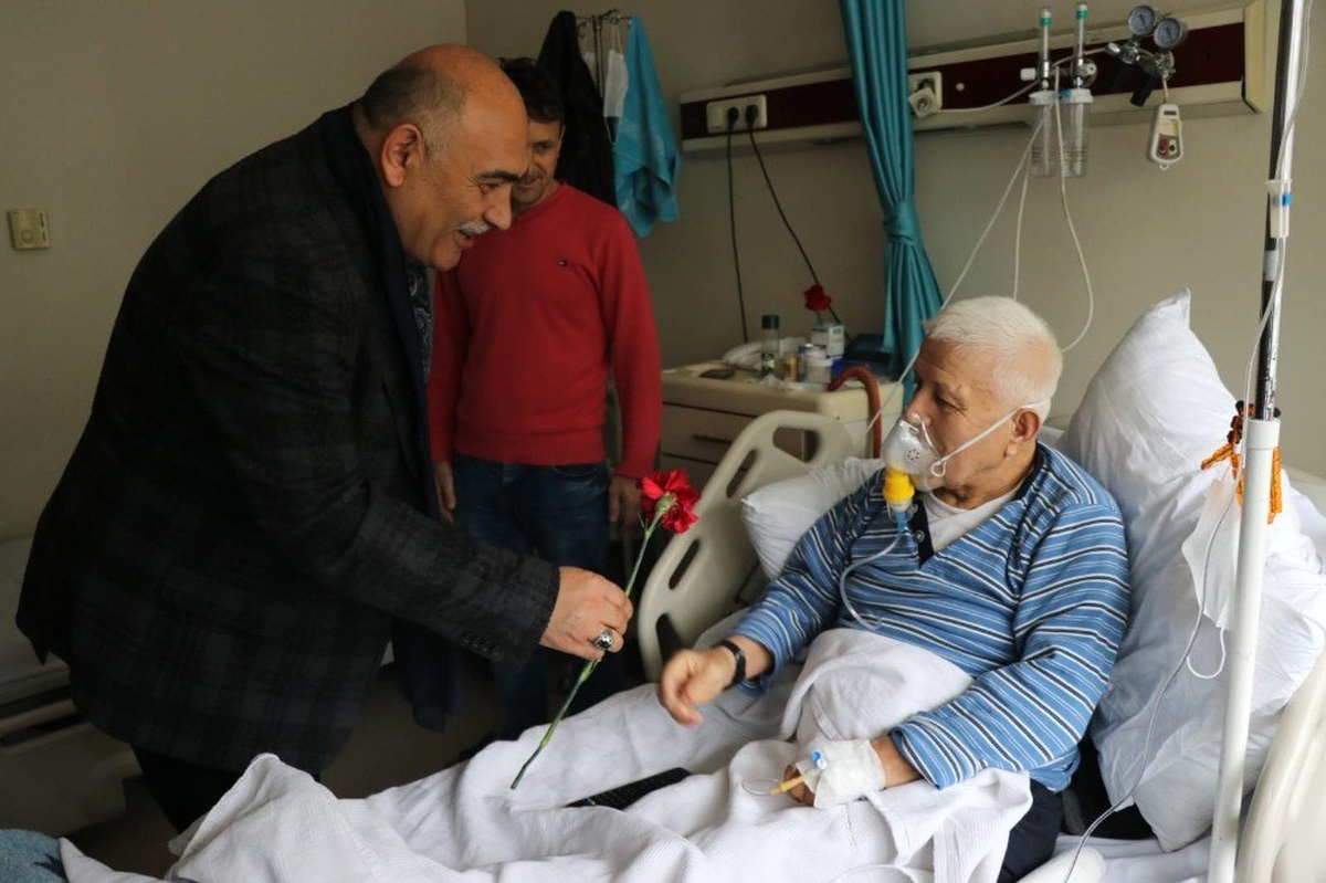 Şahin Eşi ile Birlikte Hastaları Ziyaret Edip Moral Verdi