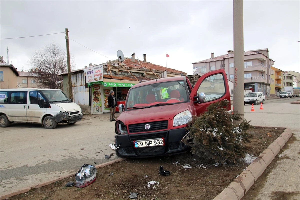 Şarkışla\'da Trafik Kazası: 2 Yaralı