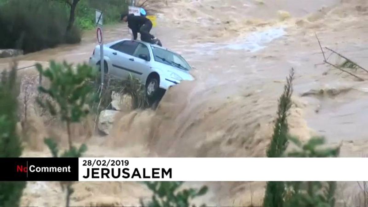 Sel Sularının Ortasında Mahsur Kalan Yaşlı Adama Kurtarma Operasyonu