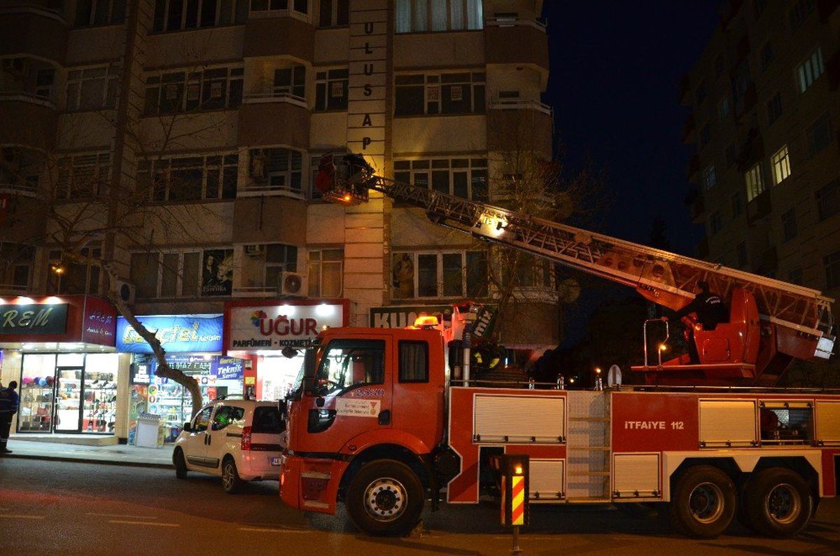 Şiddetli Rüzgar Binanın Dış Cephe Kaplamasını Söktü